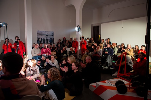 Das Studio Experimentelles Design praktiziert mit der &Ouml;ffentlichen Gestaltungsberatung St. Pauli eine politisch und sozial engagierte Gestaltung. Es arbeitet mit und f&uuml;r Menschen und Themen, die &uuml;blicherweise vom Design ausgeschlossen sind. Die gestalterische Auseinandersetzung ist dabei immer handfest praktisch angelegt und umfasst individuelle Alltagsprobleme, st&auml;dtische und gemeinschaftliche Anliegen sowie gesellschaftliche Konfliktlagen. Die Projektarbeit basiert ausschlie&szlig;lich auf Kooperationsanfragen realer Personen, Orte und Initiativen. Das Studio Experimentelles Design erprobt so eine anti-neutrale stadtteilbezogene Designunterst&uuml;tzung, die parteiisch zugunsten unterrepr&auml;sentierter Akteur*innen und Positionierungen agiert.